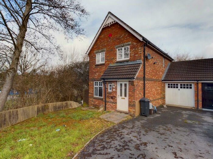 3 Bedroom Link Detached House To Rent In Shaw Gardens, Bristol, BS14