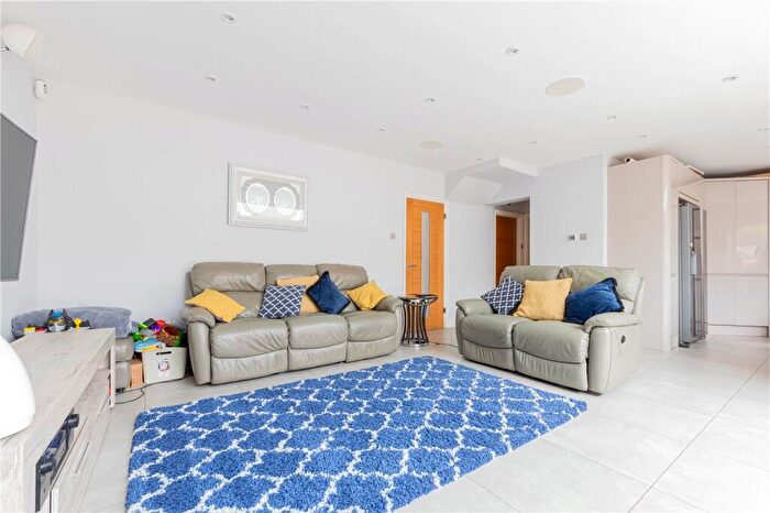 3 Bedroom End Of Terrace House For Sale In Peters Avenue, London Colney, St. Albans, AL2