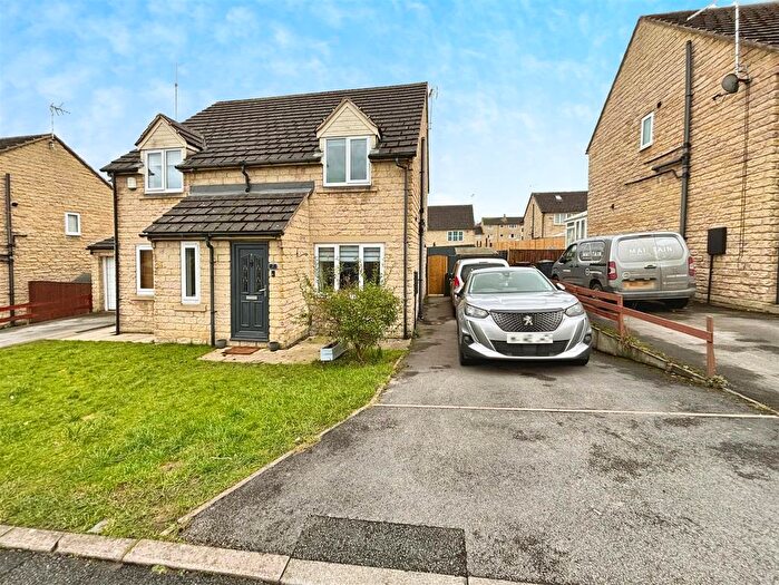 2 Bedroom Town House For Sale In Applehaigh Close, Bradford, BD10