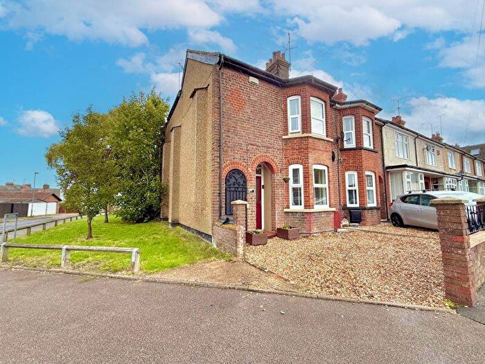 3 Bedroom End Of Terrace House For Sale In Downs Road, Dunstable, LU5