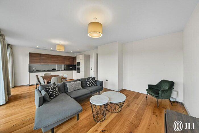 3 Bedroom Flat To Rent In Carpet Street Sugar House Island, E15