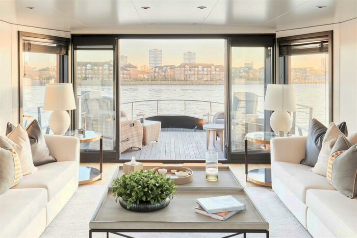 2 Bedroom House Boat To Rent In Cheyne Walk, Chelsea, SW10