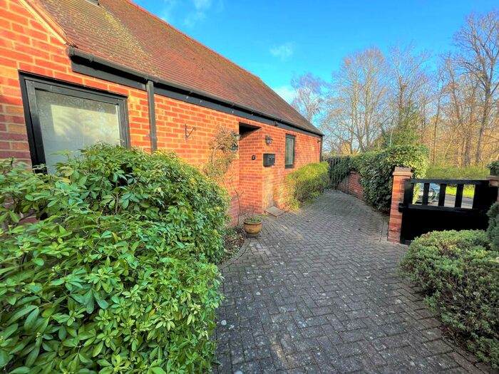 2 Bedroom Bungalow To Rent In Bay Tree Close, Oxford, OX4