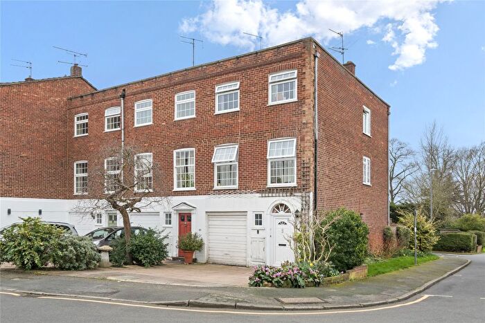 4 Bedroom End Terrace House For Sale In Blenheim Gardens, Kingston Upon Thames, KT2