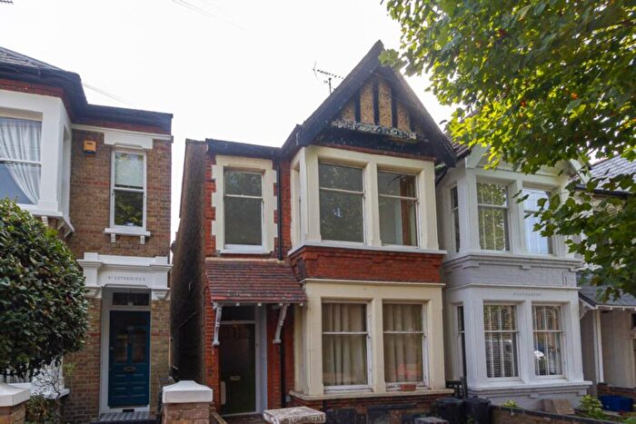 2 Bedroom Flat For Sale In Avenue Terrace, Westcliff-On-Sea, SS0