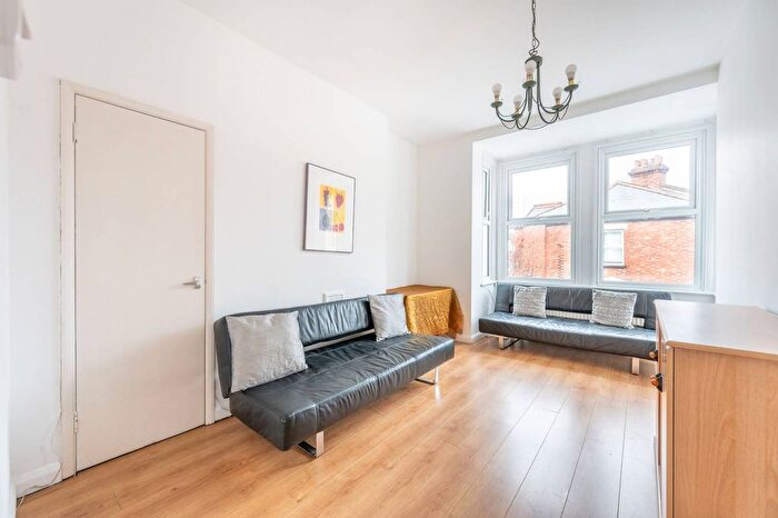 3 Bedroom Flat To Rent In Rockhall Road, Cricklewood, London, NW2