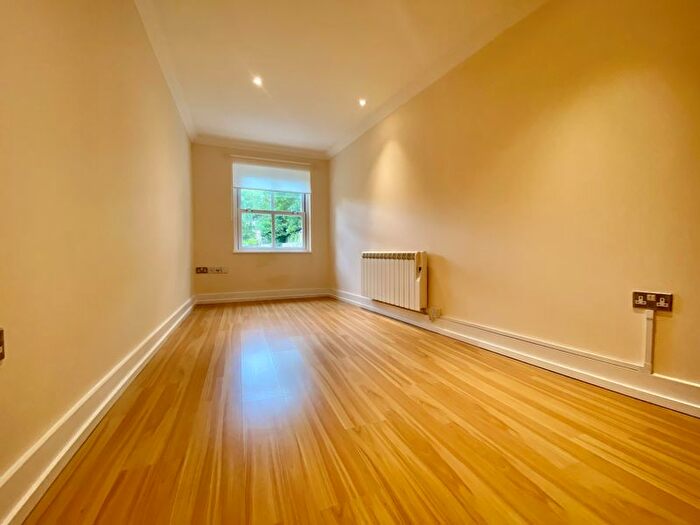 1 Bedroom Flat To Rent In Kyle House, Hampton, TW12