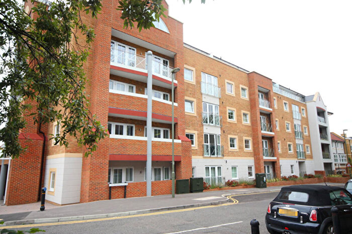 2 Bedroom Flat To Rent In Flambard Way, Godalming, GU7