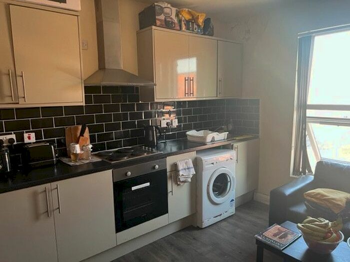 3 Bedroom Flat To Rent In Meanwood Road, Leeds, West Yorkshire, LS7