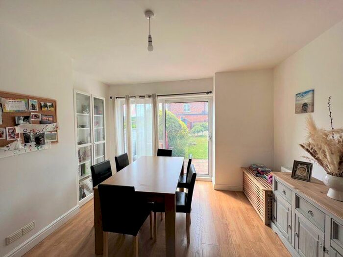 4 Bedroom Semi-Detached House To Rent In Norfolk Road, New Barnet, EN5