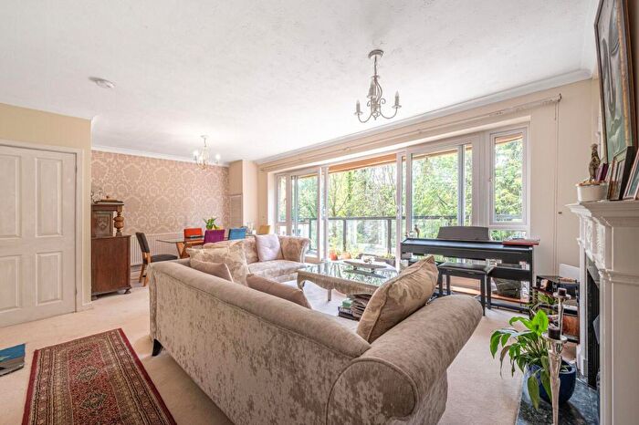 3 Bedroom Flat For Sale In Holders Hill Road, Mill Hill East, London, NW4