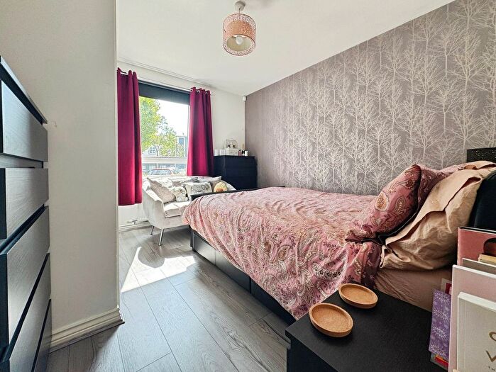 2 Bedroom Flat For Sale In Whimbrel Wynd, Renfrew, PA4