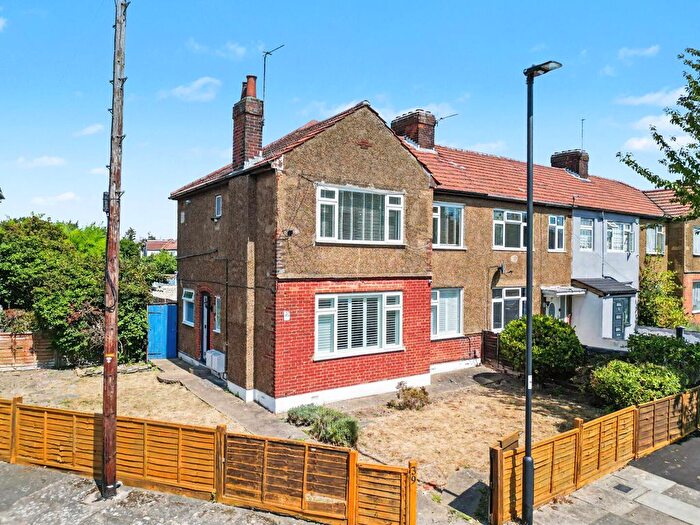 2 Bedroom Maisonette For Sale In Lincoln Way, Enfield, EN1