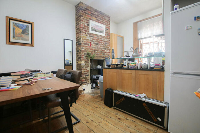 1 Bedroom Flat To Rent In Coal Brook Mansions, Bedford Hill, London, SW12