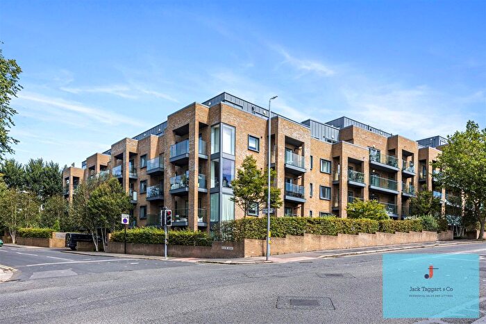 3 Bedroom Flat For Sale In Hove Park Gardens, Hove, BN3