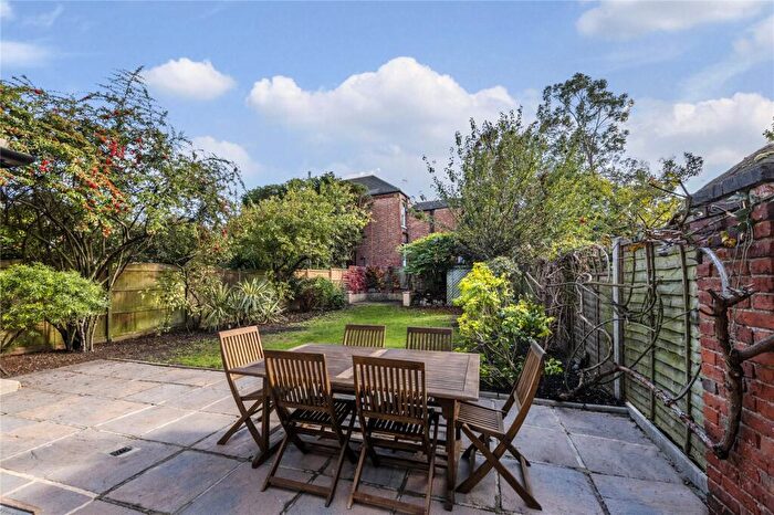 3 Bedroom Flat To Rent In Manstone Road, Cricklewood, NW2