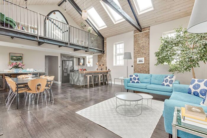 3 Bedroom Flat To Rent In The Courtyard, Alexander Studios, SW11