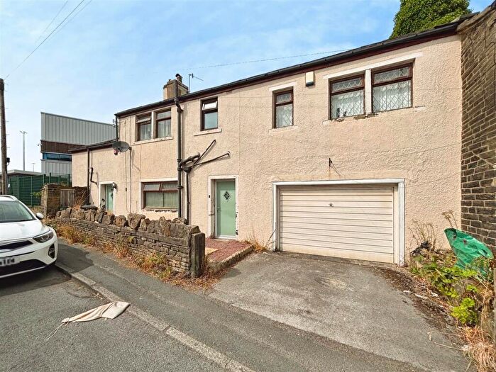 3 Bedroom End Of Terrace House For Sale In Haycliffe Lane, Bradford, BD5