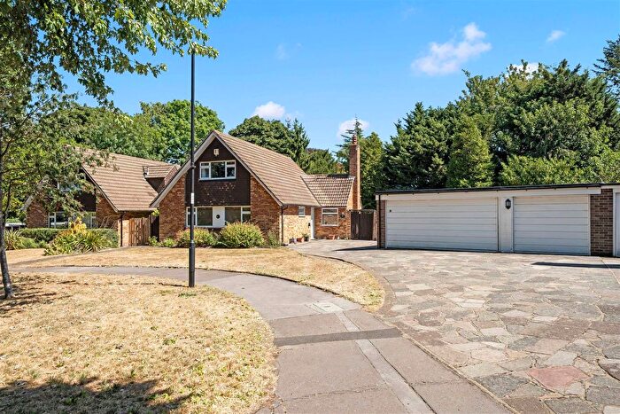 4 Bedroom Detached House For Sale In Rochester Gardens, Croydon, CR0