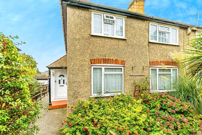 2 Bedroom Maisonette For Sale In Coulsdon Road, Caterham, Surrey, CR3