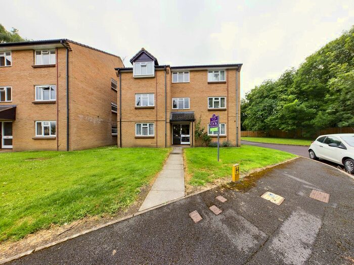 2 Bedroom Flat To Rent In St Peters Close, Cheltenham, Gloucestershire, GL51