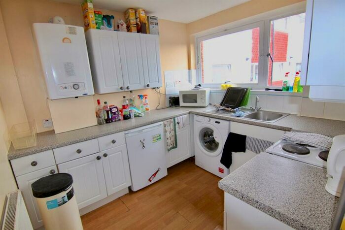 4 Bedroom Semi-Detached House To Rent In Guildford, GU2