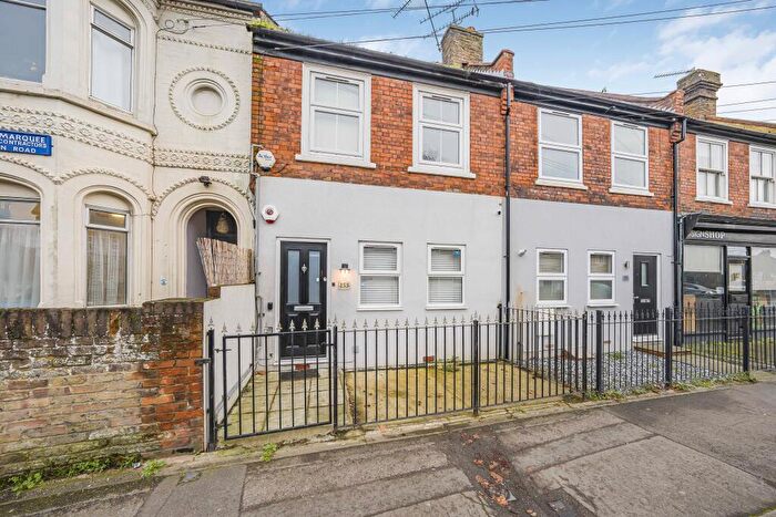 2 Bedroom Flat To Rent In St Leonards Road, , Windsor, SL4