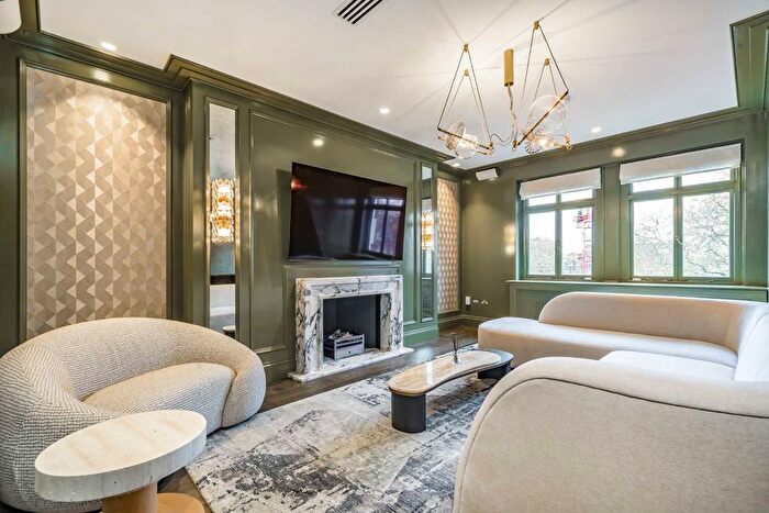 3 Bedroom Flat To Rent In South Street, Mayfair, W1K