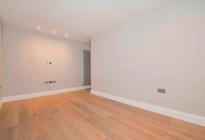 2 Bedroom Flat To Rent In Lyndhurst Road, Hampstead, NW3