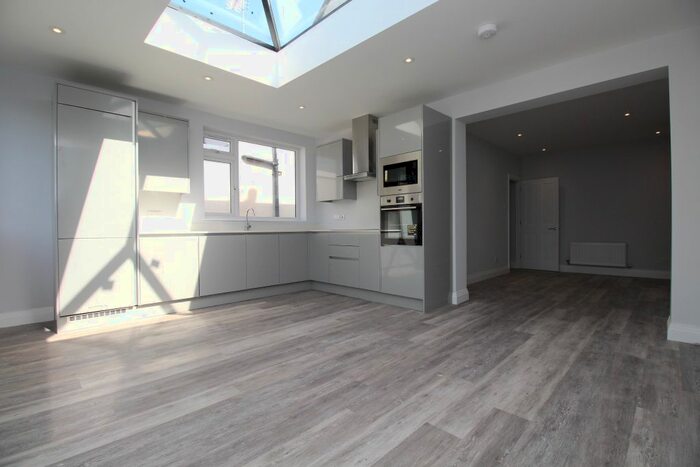 3 Bedroom Semi-Detached House To Rent In Blackamoor Lane, Maidenhead, SL6