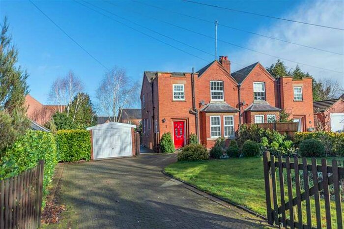 3 Bedroom Semi-Detached House For Sale In Willoughby Road, Greylees, NG34