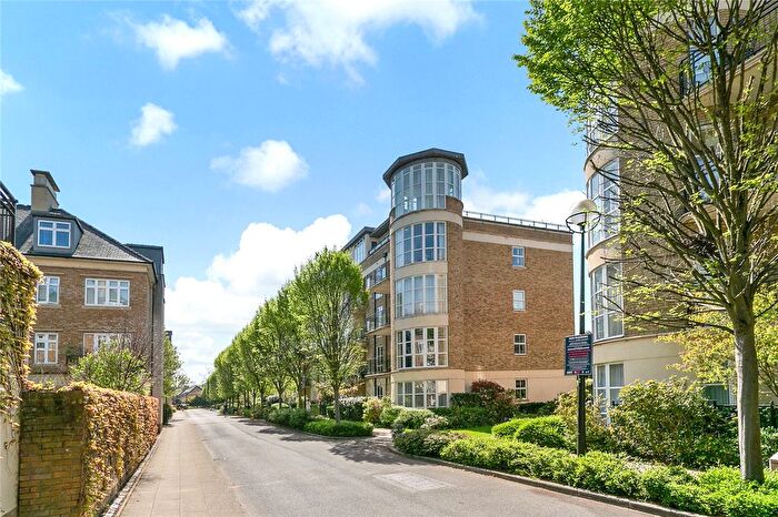 2 Bedroom Flat For Sale In Melliss Avenue, Kew, Surrey, TW9