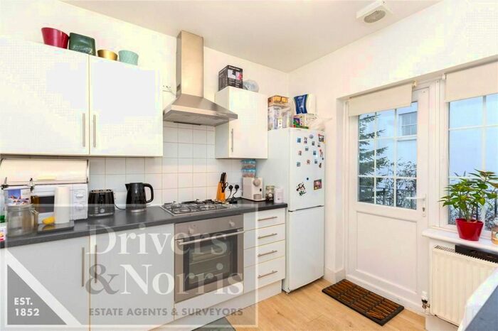 2 Bedroom Flat To Rent In Torrington Park, North Finchley, London, N12