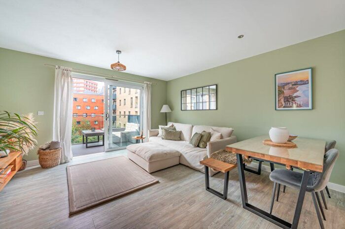 2 Bedroom Flat For Sale In Hoffmans Road, Walthamstow, Waltham Forest, E17