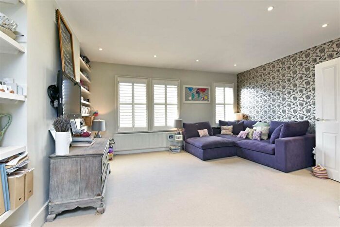 2 Bedroom Flat For Sale In Rosenau Road, SW11