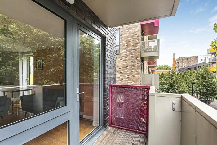 2 Bedroom Apartment To Rent In Trafalgar Gardens, Stepney Green, London, E1