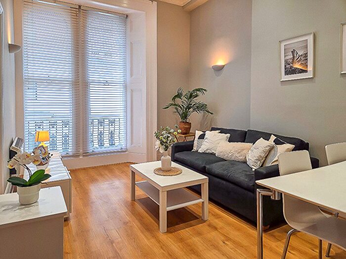2 Bedroom Flat To Rent In Kensington Gardens Square, Bayswater, London, W2