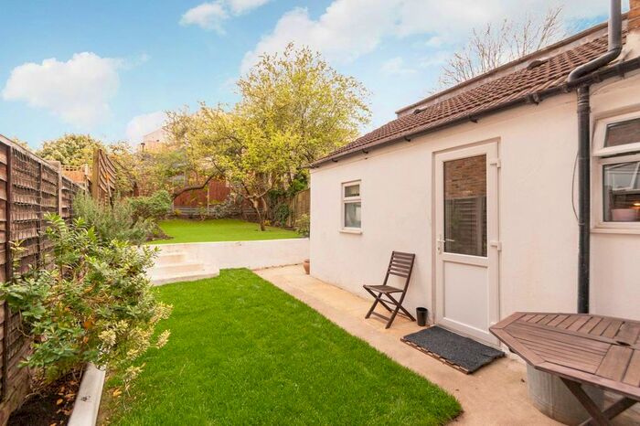 2 Bedroom Flat To Rent In York Road, Acton, London, W3