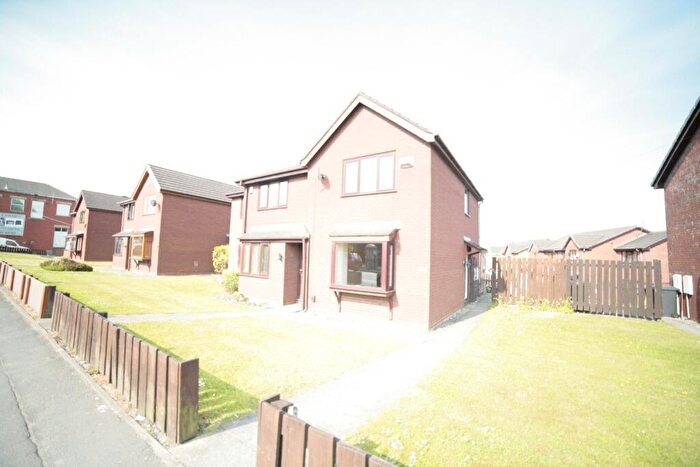 2 Bedroom Town House To Rent In Oldham Road, Royton, OL2