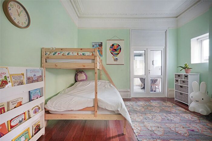2 Bedroom Flat For Sale In Hainault Road, Leytonstone, London, E11