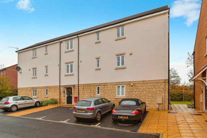 2 Bedroom Flat For Sale In Greenfields Close, Chippenham, SN14