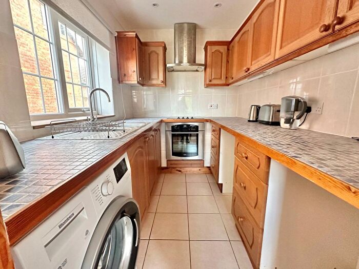 2 Bedroom Flat For Sale In Garden Close, Bexhill-On-Sea, TN40