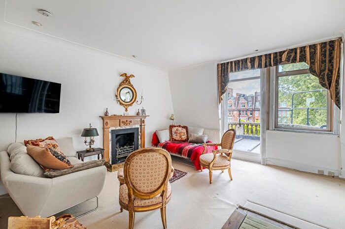 3 Bedroom Flat To Rent In Gloucester Walk, Kensington, W8