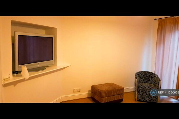 3 Bedroom Flat To Rent In Golders Green / Temple Fortune, London, NW11