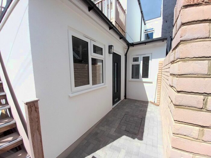 1 Bedroom Flat To Rent In Leigh Road, Leigh-On-Sea, SS9