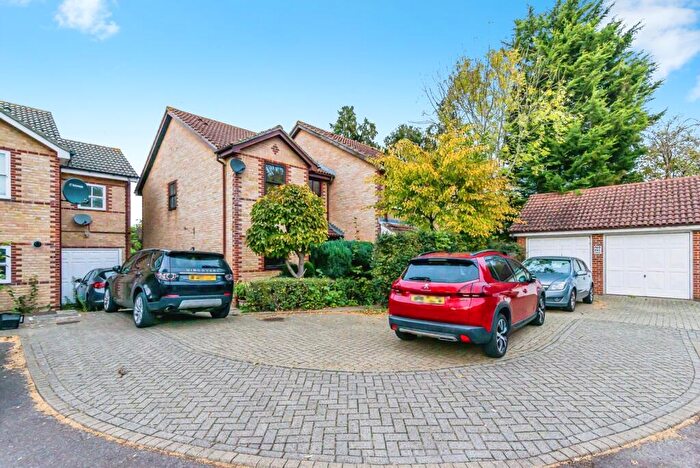 3 Bedroom Semi Detached House For Sale In Morris Close, Croydon, CR0