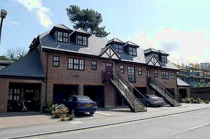3 Bedroom Flat To Rent In Pine Court, Chesham, HP5