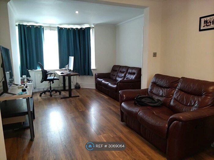 3 Bedroom Semi-Detached House To Rent In Wendover Way, Welling, DA16