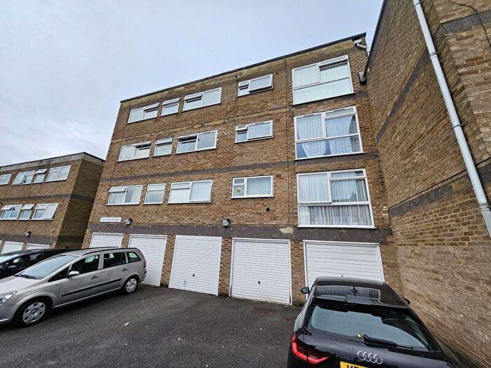 2 Bedroom Apartment For Sale In Hadley Road, Barnet, EN5