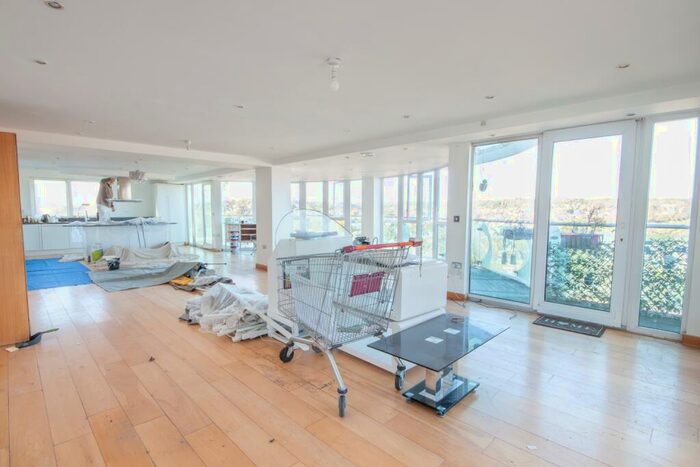 3 Bedroom Flat To Rent In Comer House, Station Road, Barnet, Hertfordshire, EN5